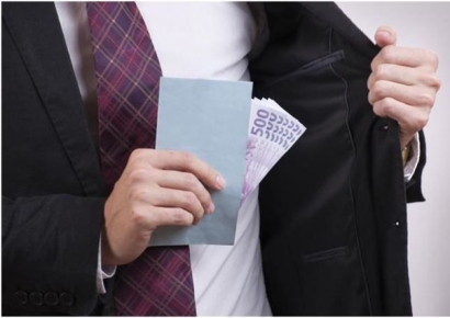 10년간 출근 않고 5억 타간 공무원…징역 5년에 벌금 15억원