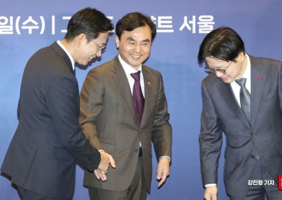 [포토] 악수하는 배경훈 부총리-안규백 장관