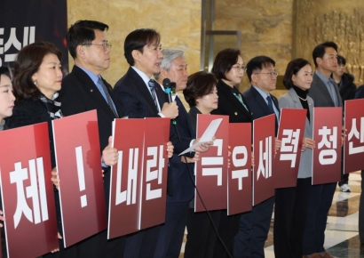 조국 "국민의힘 '윤 어게인' 무리, 좀비처럼 돌아다녀"