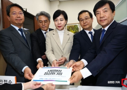 [포토] 민주당, 법원조직법·변호사법·법관징계법 개정안 제출
