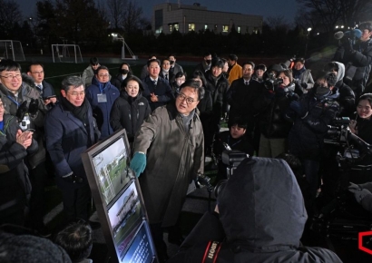 [포토] 우원식 국회의장, 12·3 비상계엄 다크투어 도슨트
