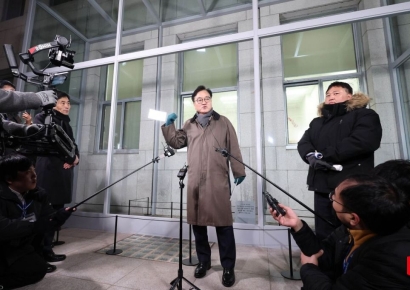 [포토] 계엄군 진입했던 국회 본관 233호 현장 설명하는 우원식 의장