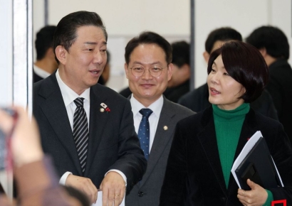 [포토] 회의실 들어서는 김병기-한정애