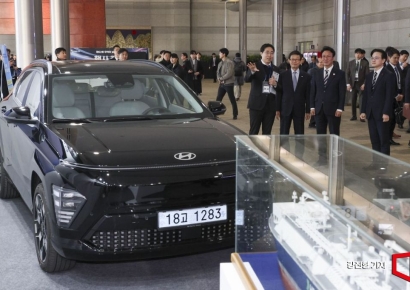[포토] 현대자동차 전기차 보는 김민석 국무총리