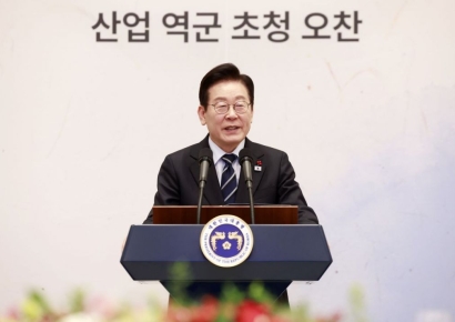 소년공 출신 李대통령, '1세대 미싱사·포니 개발 주역'과 오찬…"공정 성장 이루겠다"(종합)