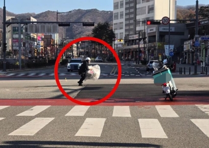 "도로 나뒹굴던 쓰레기 위험해"…손이 신호보다 빨랐던 배달기사 '엄지척'