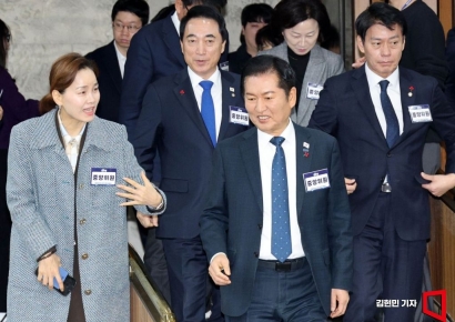 [포토] 중앙위원회의 참석하는 정청래