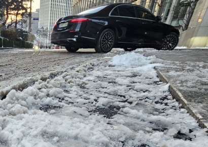 [포토] 첫눈의 기쁨은 찰나, 밤새 얼어붙은 도로