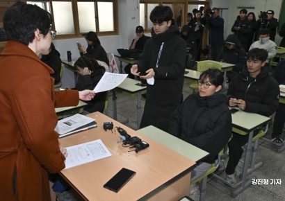 [포토] 2026학년도 수능시험 성적표 배부