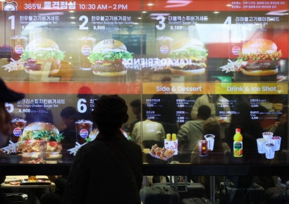 "회사 구내식당 좀 있었으면"…한 끼 1만원씩 깨지는 점심 값에 직장인들 '한숨'