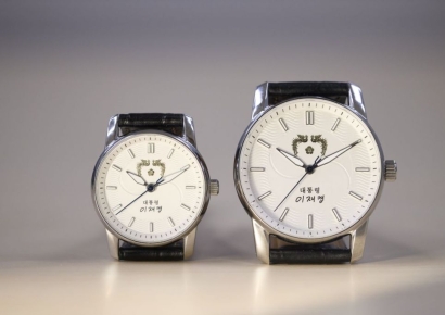 이 대통령 손목시계 공개···자필로 '국민이 주인인 나라'