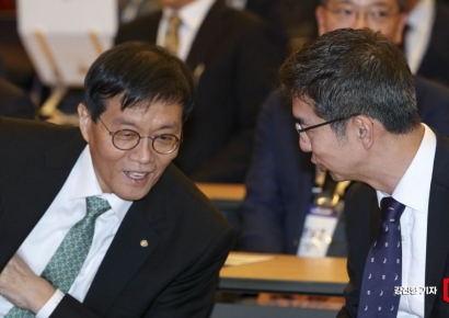 [포토] 대화하는 이창용 총재-이홍락 LG AI연구원장