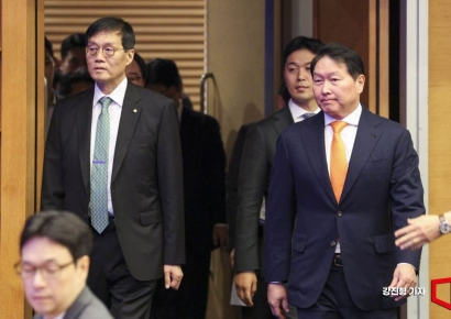 [포토] 세미나장 들어서는 최태원 회장-이창용 총재