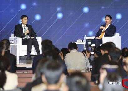 [포토] 최태원 회장-이창용 총재, 'AI 기반과 성장'에 대해 말하다