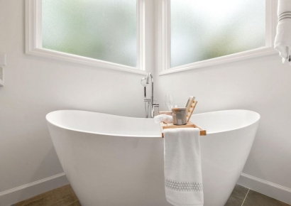 가족여행 가서 온수 욕조 사용했다가…70대 여성 사망 '미스터리'