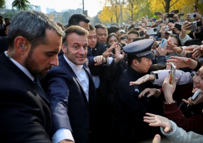 "AI로 만든 영상이냐"…중국서 톱스타급 환대 받은 '지지율 18%' 마크롱