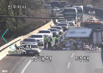 하동 남해고속도로서 1t 탑차 넘어져 … 과일상자 '와르르', 한때 정체