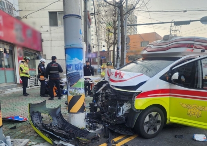 '밤샘 근무에 집중력 고갈' … 창원서 환자 태운 구급차, 전봇대 충돌