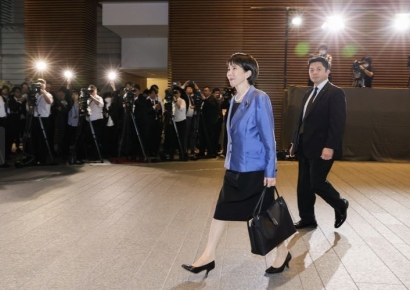 "들고나온 검정 가방 뭐야?" 130만원짜리 '완판'...역대급 인기 女총리, 소비시장 삼켰다