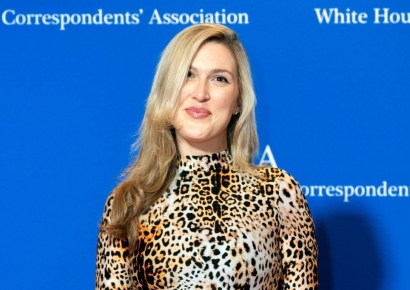 장관과 불륜설 퍼지자 "다른 유명 인사들과도 깊은 관계" 폭로 일파만파