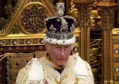"민주주의 붕괴" "부자들에 과세를"…찰스 3세 썼던 왕관에 음식물 테러