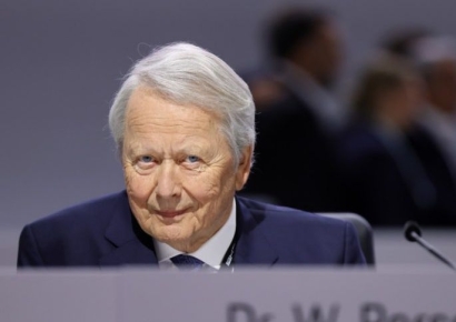 82세 포르셰 회장, '20세 연하' 철강 명문가 여친과 네 번째 결혼