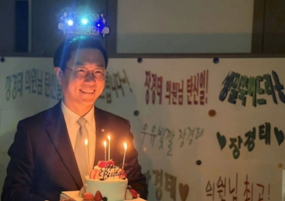 생일 케이크 든 장경태 "현타 왔지만, 초심으로 돌아갈 것"