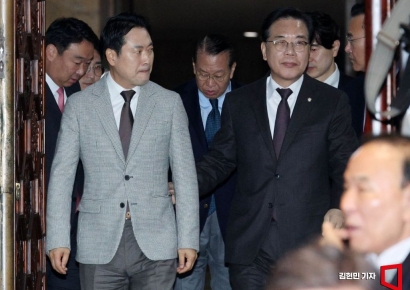 [포토] 의원총회 참석하는 장동혁-송언석