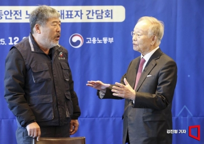 [포토] 의견 나누는 손경식 경총 회장-김동명 한국노총 위원장