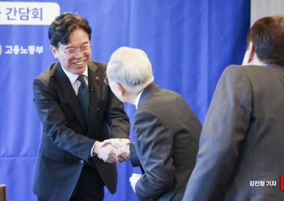 [포토] 악수하는 김영훈 장관-손경식 경총 회장