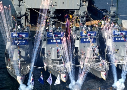 “파도 가르는 신형 전력”… HJ중공업, 해군 신형고속정 4척 통합진수식 거행