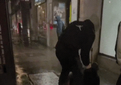 한 달에 두번이나…"이 남자가 엉덩이 만졌다" 외침에 응답한 남성 정체