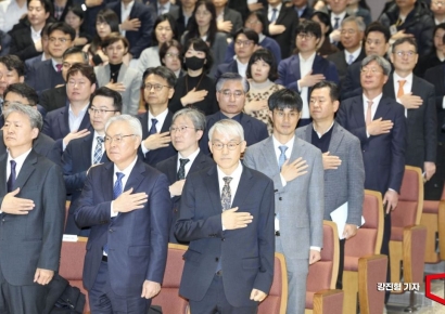[포토] 국민의례하는 천대엽 법원행정처장