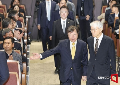 [포토] 공청회장 들어서는 천대엽 법원행정처장