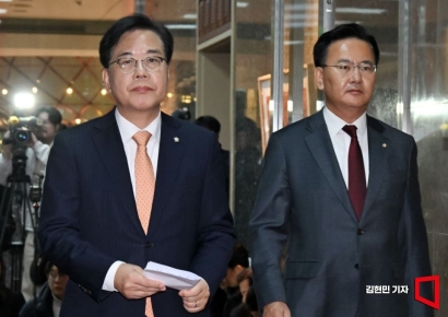 [포토] 국회의장 주재 양당 원내대표 회동 향하는 송언석