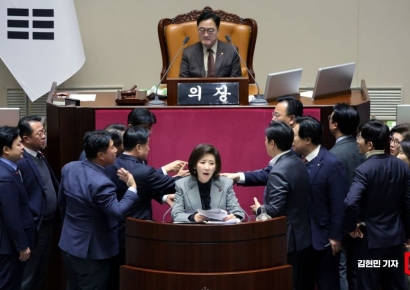 사법개혁 두고 공방…민주 "정의실현" VS 국힘 "李대통령 방탄"