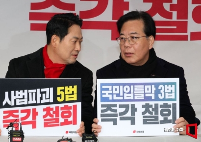 [포토] 국민의힘 릴레이 천막농성 돌입…대화하는 장동혁-송언석