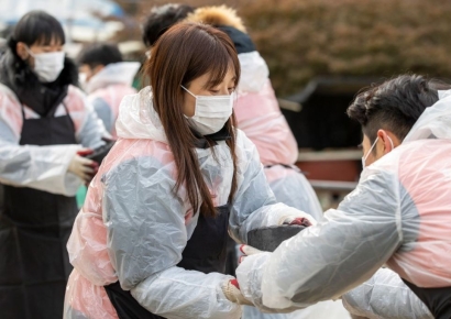 호반그룹 임직원 100여명 지역취약계층에 연탄 1만장 전달