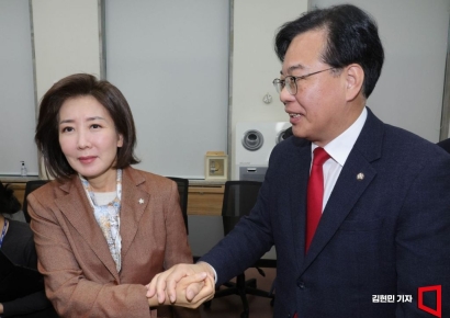 [포토] 나경원 의원 손잡은 송언석 원내대표
