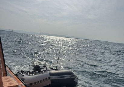 포항 앞바다 영웅… 다목적행정선 연오세오호, 고장난 고무보트 신속 구조