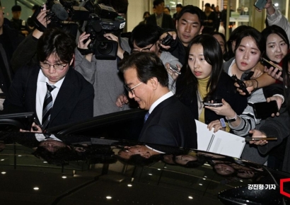 [포토] 사의 표명한 뒤 차량 탑승하는 전재수 장관