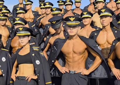 "새벽 4시에 일어나 공복 유산소"…아이들 위해 '몸짱 달력 모델' 된 경찰들