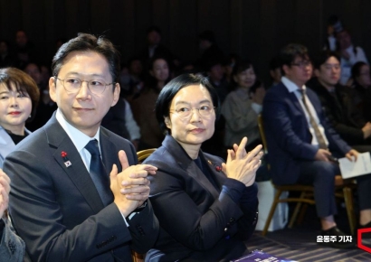 [포토] 벤처미래비전포럼 참석한 배경훈 부총리, 한성숙 장관