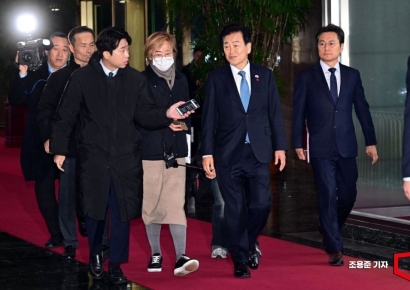 [포토] 입장 밝히며 출근하는 정동영 장관