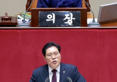 [포토] 필리버스터 이어가는 송석준 의원