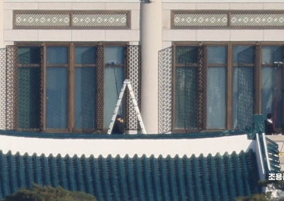 [포토] 분주한 청와대본관 유리청소