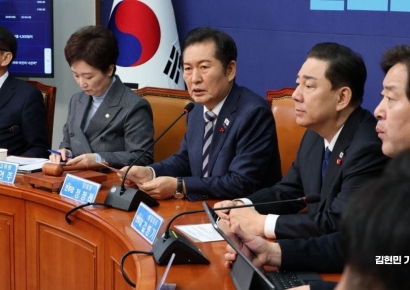 [포토] 정청래 "국민의힘, '베리 스트레인지'…내란 옹호 이해 안돼"