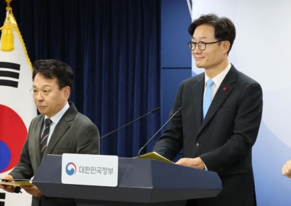 [단독]총리실 민정실장, 민주당 단톡방 참여 정치중립 위반 의혹