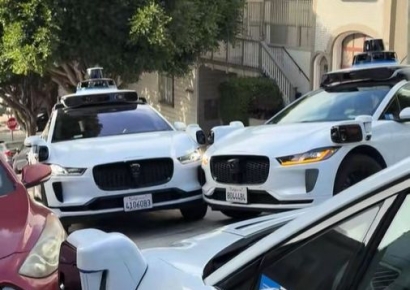 "영원히 이러고 있을거야?"…'삼각대치' 자율주행 택시들, 불러도 묵묵부답