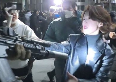 전 707단장 "총기 뺏는 모습 연출"…안귀령 "명예훼손, 내란 진실 호도"